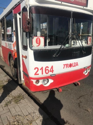 Два человека пострадали при столкновении троллейбуса с легковым автомобилем в Ижевске