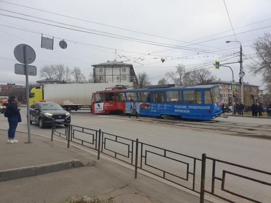 Трамвай и грузовик столкнулись в центре Ижевска