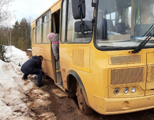 Школьный автобус застрял на дороге в Кезском районе Удмуртии