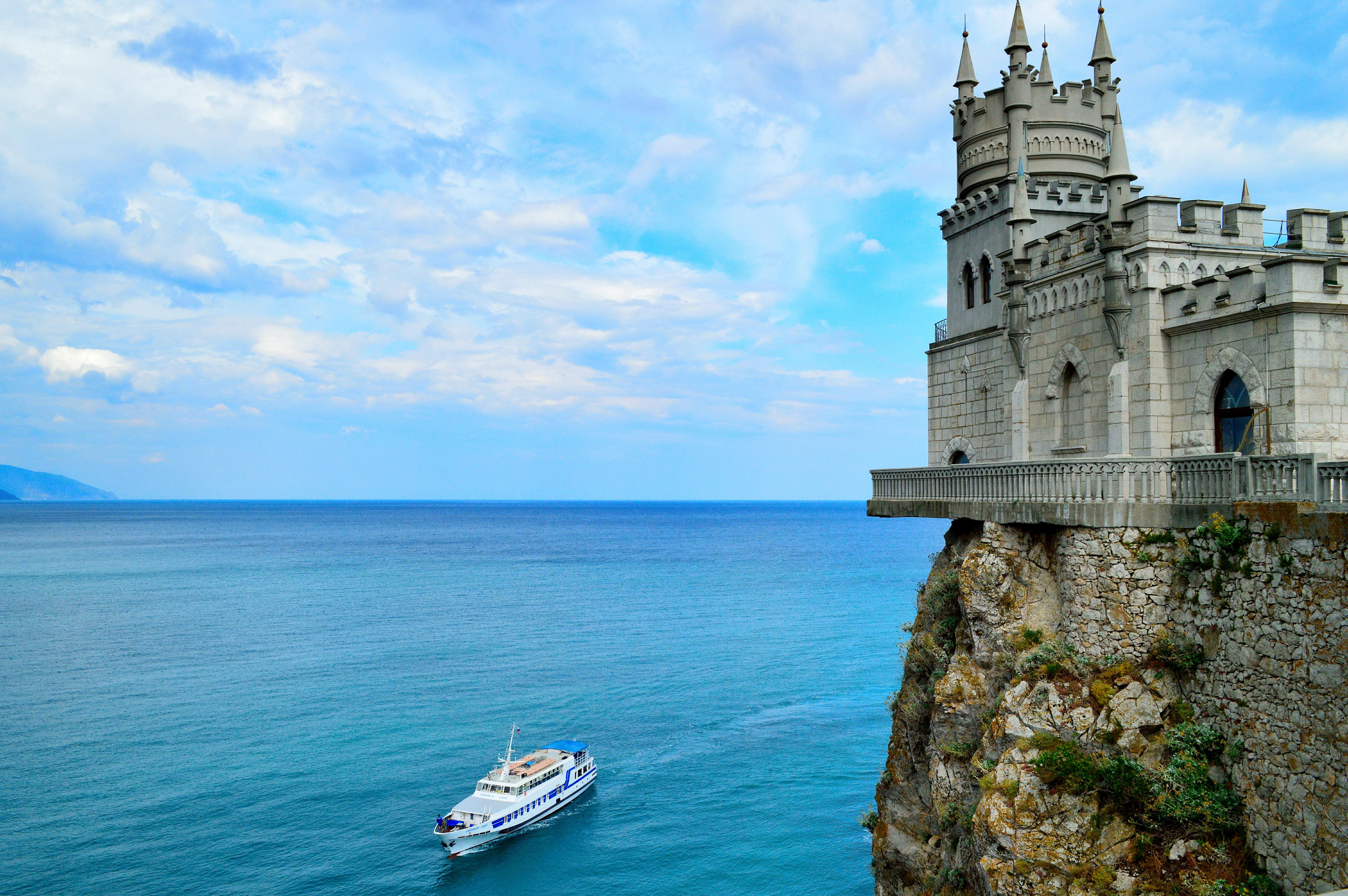 Крым обои на стол. Замок Ласточкино гнездо в Крыму. Замок «Ласточкино гнездо» Ялта, Крым. Россия Ялта Ласточкино гнездо. Ялта достопримечательности Ласточкино гнездо.