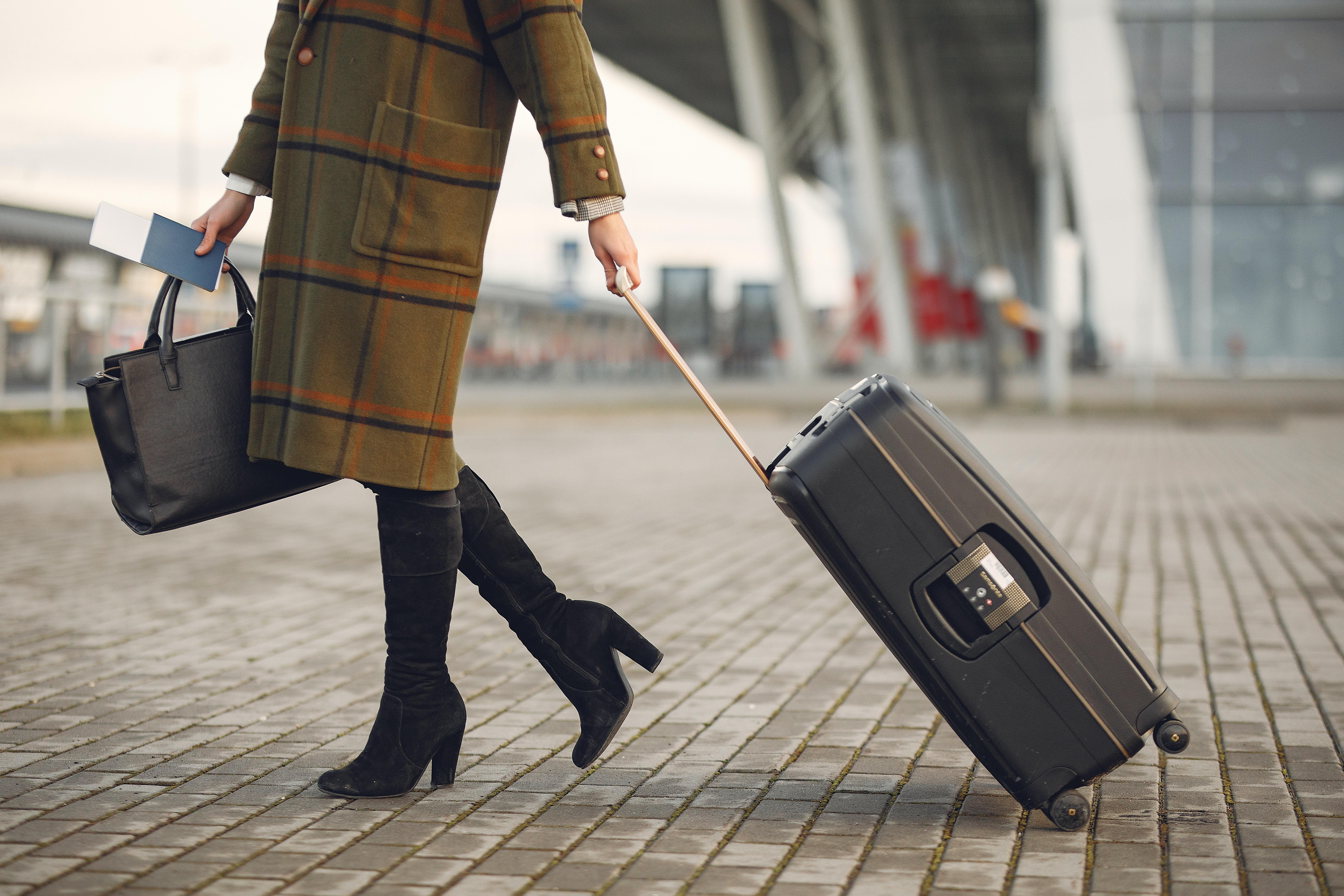 Переехать заграницу. Утерянный багаж. Чемодан путешественника. Турист с чемоданом. Японка с чемоданом.