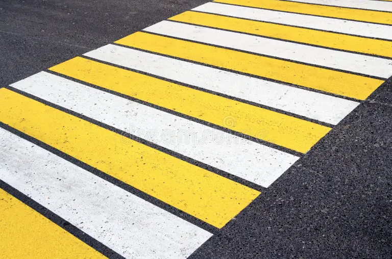 Белая разметка пешеходного перехода. Разметка желто белая. Пешеходная бело желтая Зебра. Зебра бело желтая разметка. Пешеходный переход желто-белый.