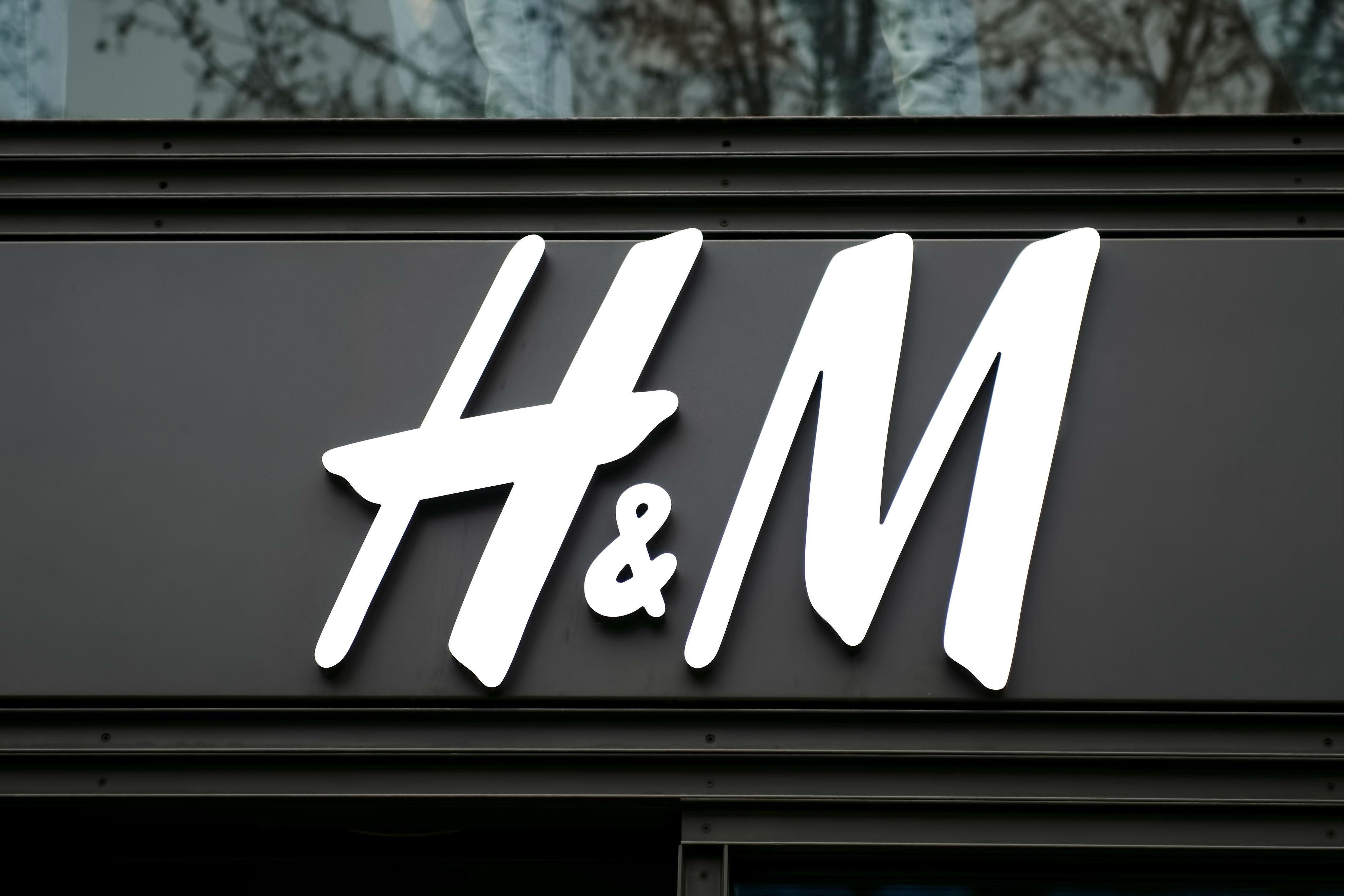 Hm uae. H M вывеска. Фирма HM. Бренд h m. H&M картинки.