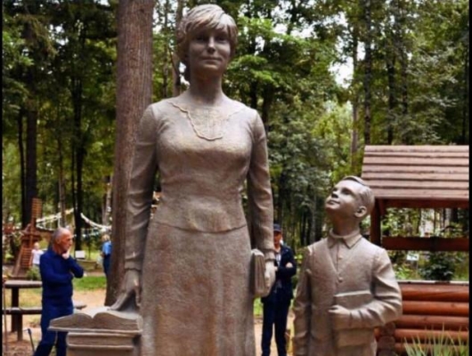 Памятник первой учительнице появился в парке Космонавтов в Ижевске