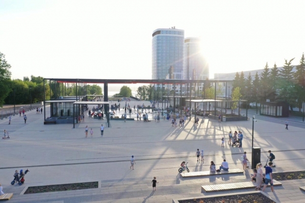 На Центральной площади Ижевска на время очистки осушили круглый фонтан 