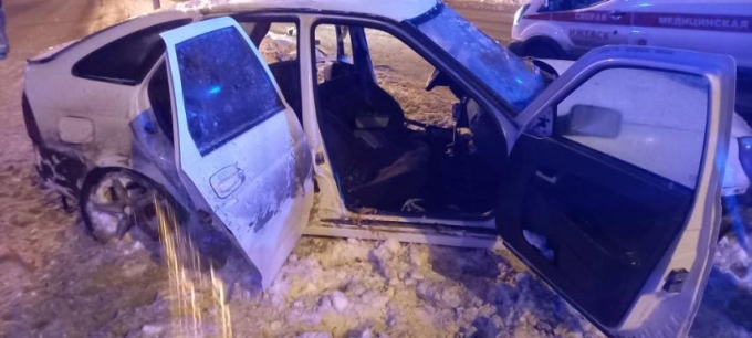 В Ижевске пострадали пассажиры в результате наезда машины на световую опору