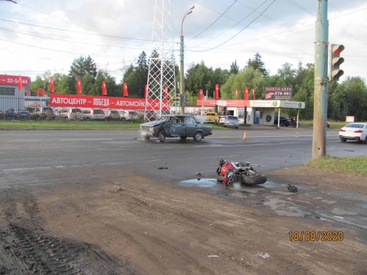 Два человека пострадали при столкновении легкового автомобиля с мотоциклом в Ижевске
