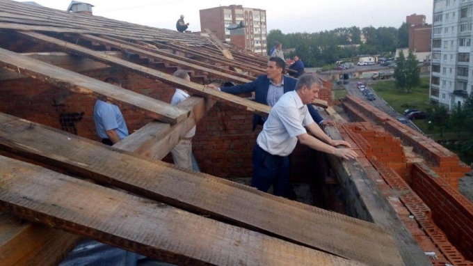 В Воткинске начали разбирать и готовить к восстановлению крышу пятиэтажки, снесенную ветром 10 июня