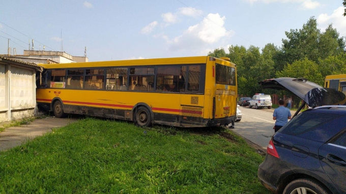 В Ижевске автобус под управлением пьяного водителя столкнулся с иномаркой и протаранил бетонный забор