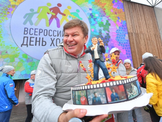 «Мы вообще любим ходить, Ваня», - Губерниев в прямом эфире рассказал Урганту о поездке в Ижевск