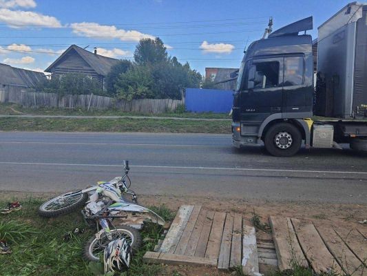 15-летний мотоциклист без прав столкнулся с грузовым автомобилем в Удмуртии