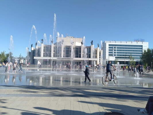 В Ижевске разбирают светомузыкальный фонтан на Центральной площади