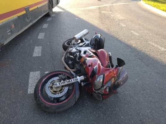 Два человека пострадали при столкновении мотоцикла с автобусом в Ижевске