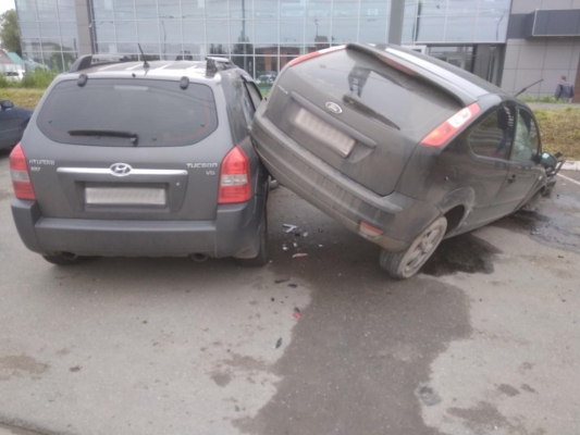 Водитель в Ижевске при перестроении на дороге въехал в два  автомобиля
