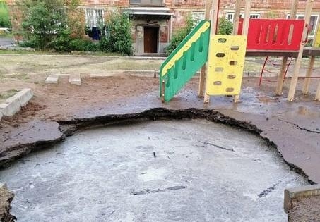 Асфальт провалился на детской площадке в одном из дворов Ижевска 