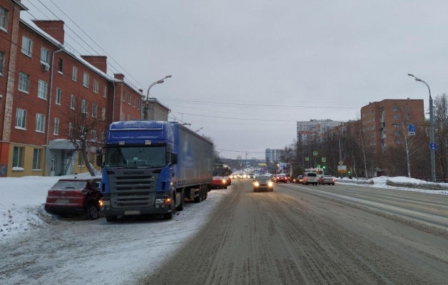 В Ижевске молодая девушка-водитель столкнулась с грузовиком