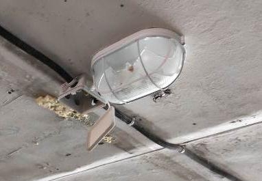 В подземном переходе около УдГУ в Ижевске разбили антивандальные светильники