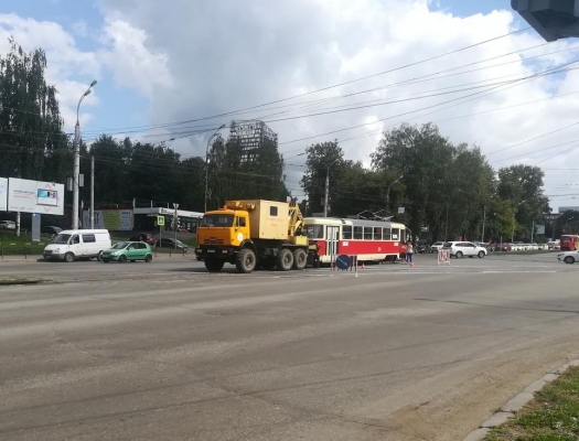 Трамвай сошел с рельсов на перекрестке в Ижевске
