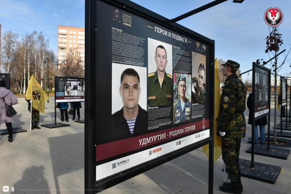 На Центральной площади Ижевска открылся фотобульвар «Герои и подвиги»