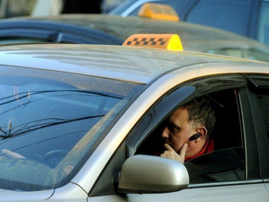 У водителя такси в Ижевске дистанционно похитили 27 тысяч рублей за перевозку иностранца