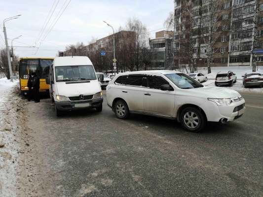Маршрутка, автобус и легковой автомобиль столкнулись в Ижевске