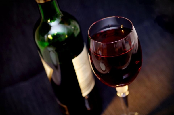 Ежедневный прием бокала красного вина не спасает от болезней сердца, заявил кардиолог
