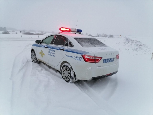 В связи со снегопадом на региональные и федеральные дороги Удмуртии вывели дополнительные экипажи ДПС
