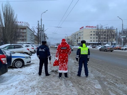Дорожные полицейские Ижевска в рамках Всероссийской акции «Полицейский Дед Мороз» поздравили участников дорожного движения