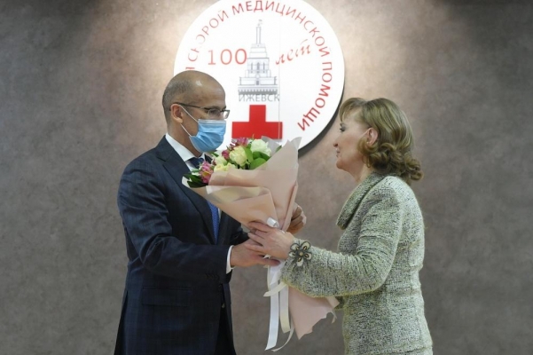 Глава Удмуртии поздравил коллектив Станции скорой помощи Ижевска со 100-летием 