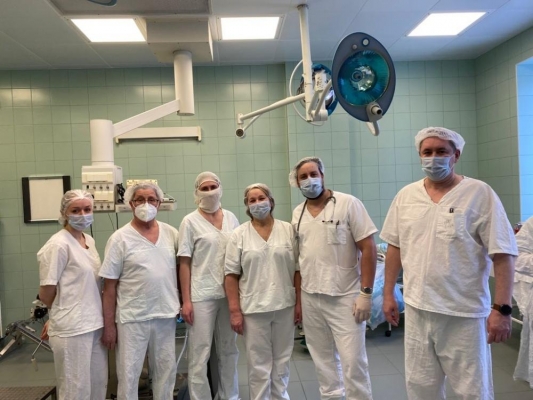 В Удмуртии врачи вместе с московским коллегой провели уникальную операцию двухмесячному ребёнку