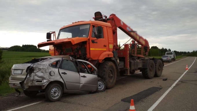 В ДТП с грузовым автомобилем в Сарапульском районе погибли два человека
