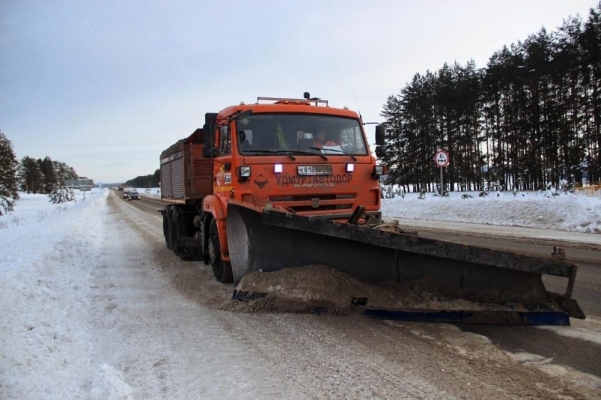Более 15 тысяч кубометров снега вывезли дорожники Удмуртии с региональных трасс за январь