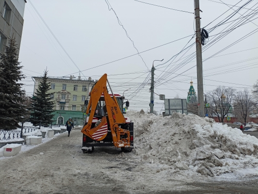 Днём 5 марта на улицы Ижевска вышли более ста единиц снегоуборочной техники