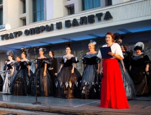 Артисты Театра оперы и балета Удмуртии выступили для ижевчан на Центральной площади