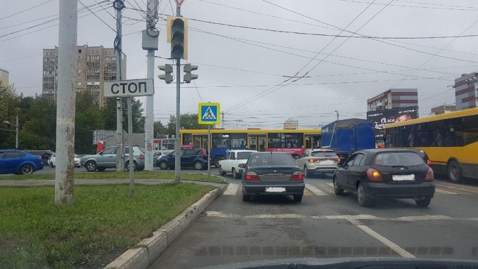 Пробки образовались на улицах Ижевска из-за неработающих светофоров после грозы