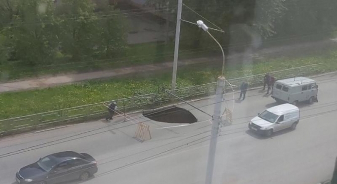 Яма шириной около 2 метров образовалась на проезжей части улицы Петрова в Ижевске