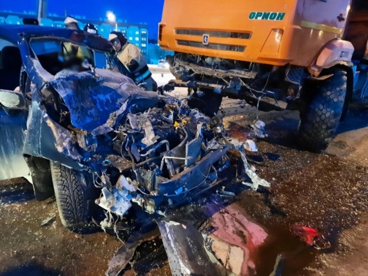 Женщина-водитель получила травмы в лобовом столкновении с грузовиком в Удмуртии