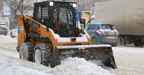 Дорожные службы расчищают ижевские улицы после прошедшего снегопада