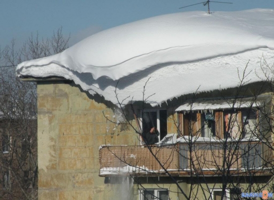 Управляющая компания в Глазове заплатит штраф в 125 тыс. рублей за падение снега с крыши на женщину с ребенком