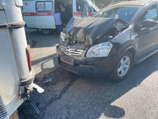 При столкновении легкового автомобиля с автобусом в Ижевске пострадал 7-летний ребенок