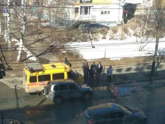 В Ижевске на улице Советской провалился асфальт, пострадали два автомобиля