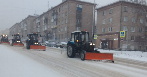 Дорожные службы Ижевска устраняют последствия снегопада 8 декабря