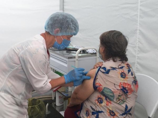 В Ижевске продолжает работу мобильный пункт вакцинации на Центральной площади
