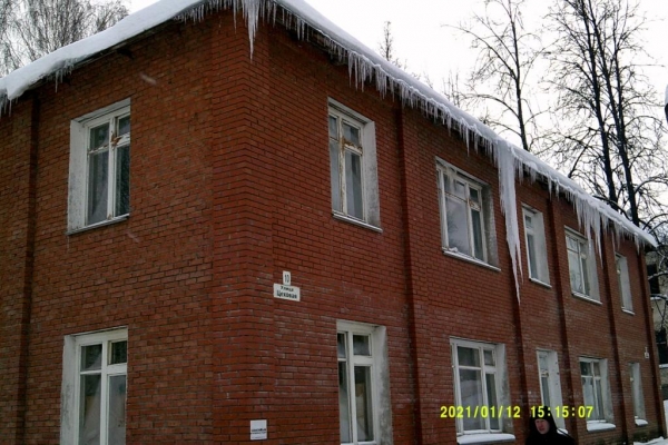 110 фактов ненадлежащего зимнего содержания придомовых территории и кровель домов выявили в Удмуртии