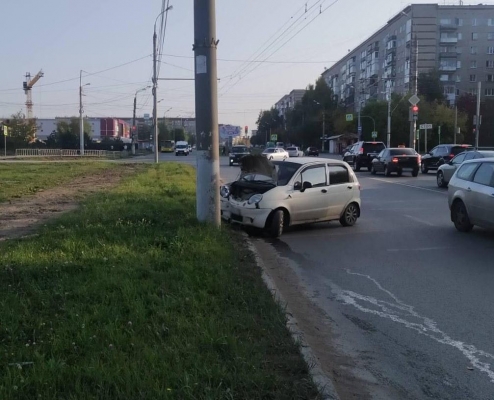 Пьяная водитель иномарки в Ижевске въехала в столб