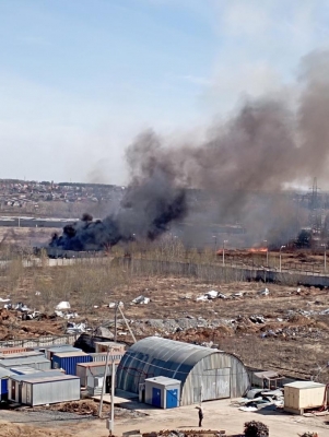Обширный ландшафтный пожар тушат у ТЦ Метро в Ижевске
