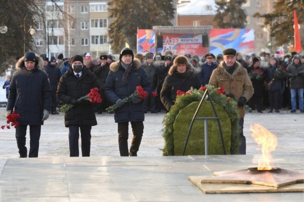 В Ижевске 23 февраля возложили цветы к монументу боевой и трудовой славы 