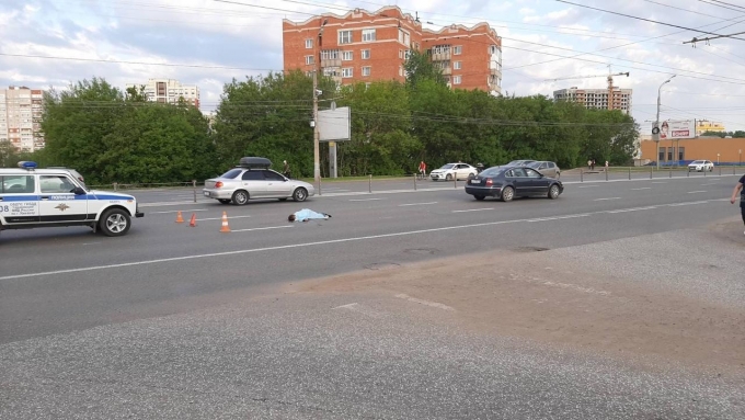 В Ижевске перебегавшая дорогу женщина погибла под колесами иномарки