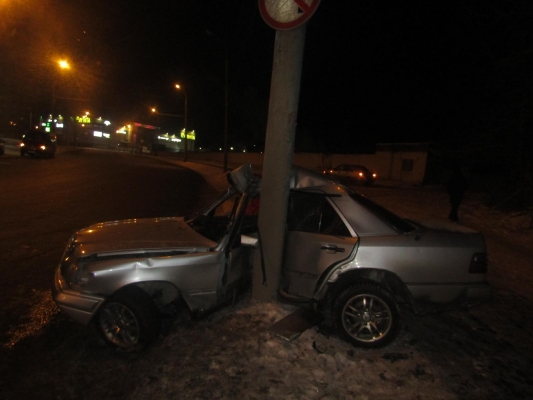 22-летний водитель иномарки погиб после наезда на столб в Ижевске