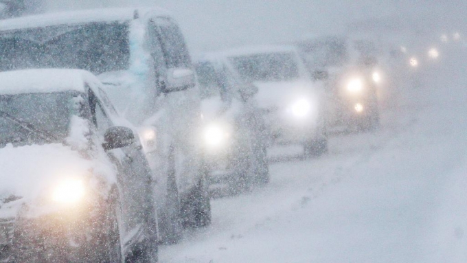ГИБДД предупреждает водителей о снежных заносах и плохой видимости на дорогах Удмуртии